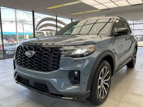 Used 2025 Ford Explorer ST-Line AWD/4WD image 3