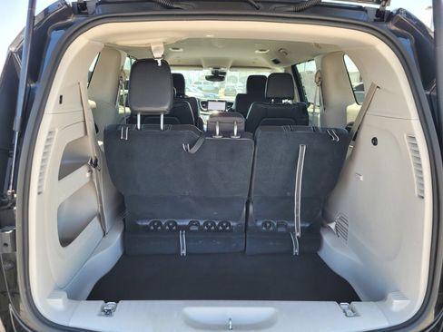 Used 2023 Chrysler Pacifica Touring-L FWD image 10