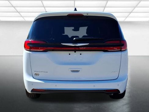 New 2026 Chrysler Pacifica Select image 5