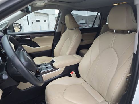 Used 2024 Toyota Highlander Limited image 16
