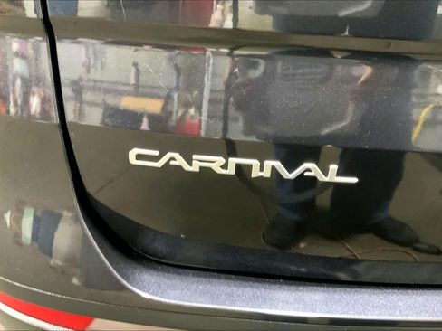 Used 2023 Kia Carnival LX FWD image 19