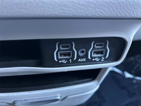 Used 2024 Chrysler Pacifica Touring-L image 32