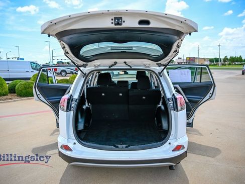 Used 2018 Toyota RAV4 XLE AWD/4WD image 17