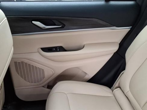 New 2025 Jeep Grand Cherokee Limited image 30