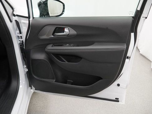 New 2026 Chrysler Pacifica Select FWD image 30