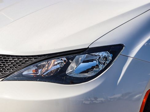 Used 2022 Chrysler Voyager LX image 5