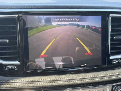 Used 2025 Chrysler Pacifica Limited FWD image 30