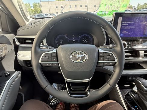 Used 2023 Toyota Highlander Platinum AWD/4WD image 7