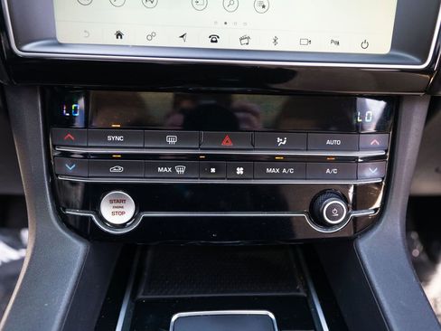 Used 2020 Jaguar F-PACE Premium AWD/4WD image 25