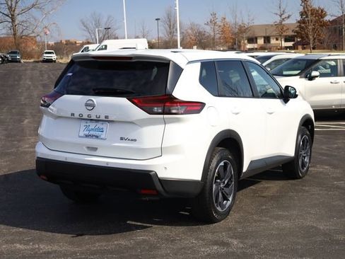 Used 2024 Nissan Rogue SV image 4
