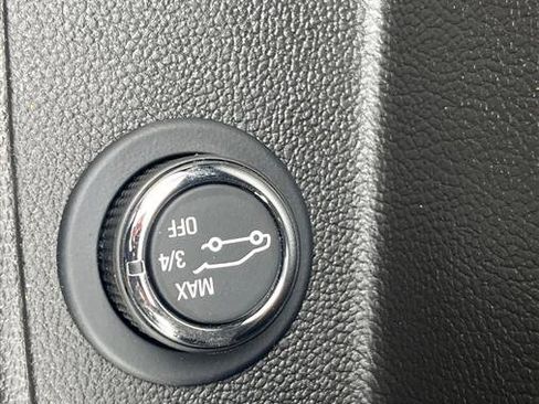 Used 2023 Chevrolet Traverse Premier FWD image 33