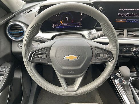 Used 2025 Chevrolet Trax LT FWD image 15