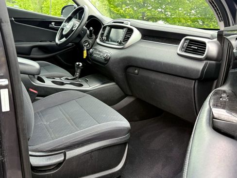 Used 2018 Kia Sorento AWD image 11