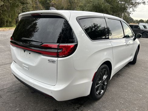 New 2026 Chrysler Pacifica Select image 8