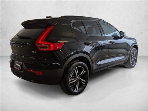 Used 2026 Volvo XC40 B4 Core w/ Climate Package FWD image 2