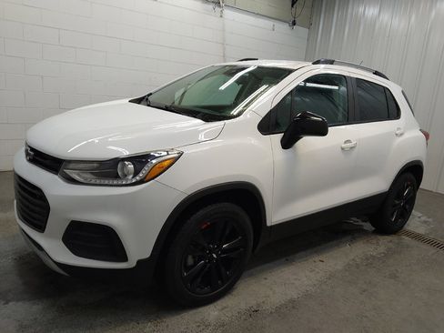 Used 2020 Chevrolet Trax LT w/ Redline Edition AWD/4WD image 2