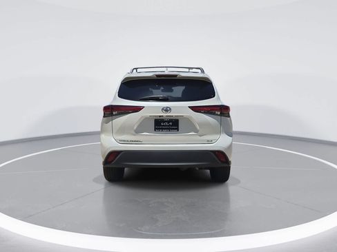 Used 2021 Toyota Highlander XLE FWD image 7
