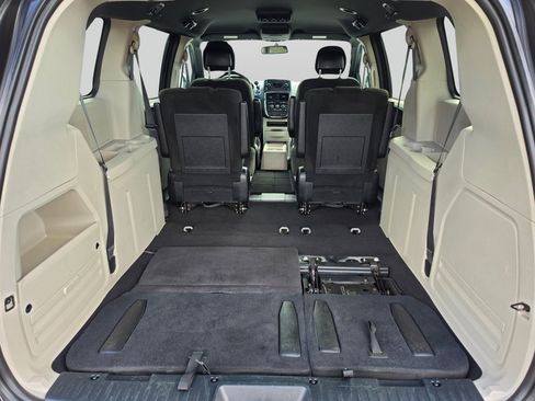 Used 2016 Dodge Grand Caravan SE FWD image 18