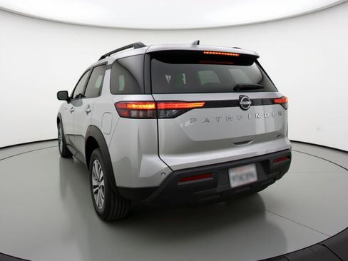 Used 2025 Nissan Pathfinder SV image 6