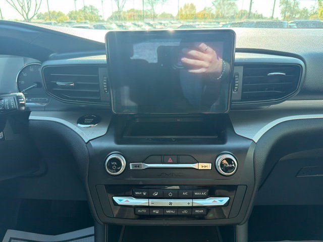 Used 2020 Ford Explorer XLT AWD/4WD image 25