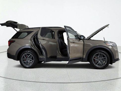 Used 2026 Ford Explorer ST-Line w/ ST-Line Street Pack AWD/4WD image 15