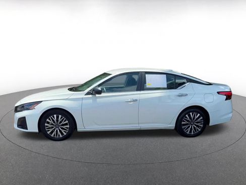 Used 2025 Nissan Altima 2.5 SV FWD image 5