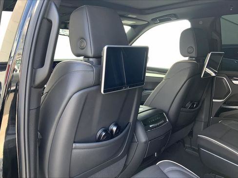 Used 2025 Cadillac Escalade Premium Luxury AWD/4WD image 12