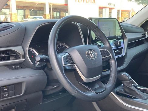Used 2024 Toyota Highlander XLE FWD image 8