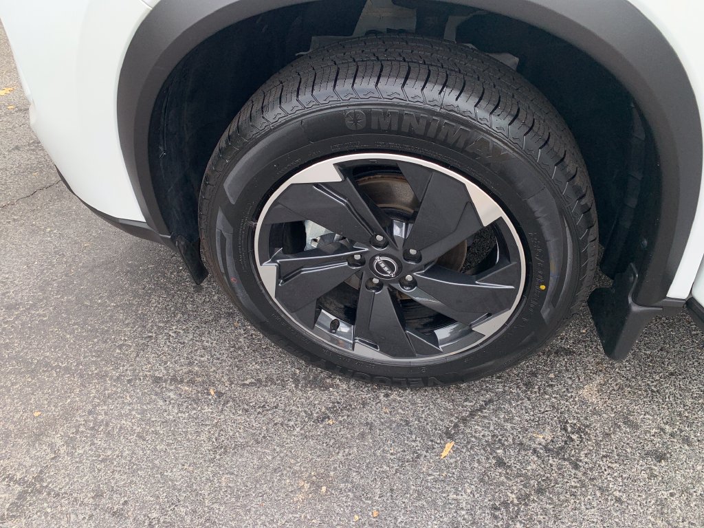 Certified 2025 Nissan Rogue SV FWD image 28