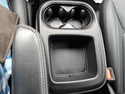 Used 2025 Chrysler Pacifica Select FWD image 13