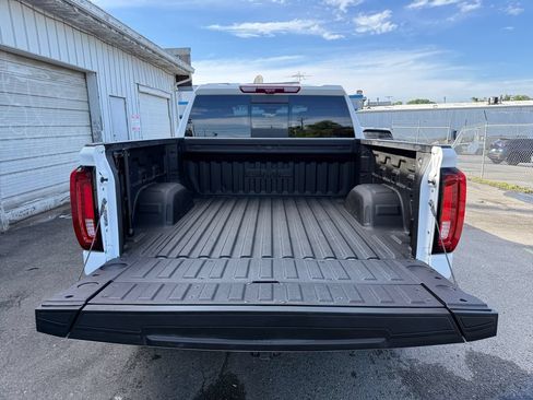 Used 2025 GMC Sierra 1500 AT4 w/ Technology Package AWD/4WD image 27