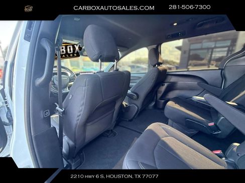 Used 2021 Chrysler Pacifica Touring w/ S Appearance Package FWD image 24