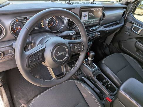 Used 2023 Jeep Gladiator Sport AWD/4WD image 13