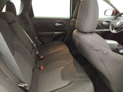 Used 2021 Jeep Cherokee Latitude FWD image 19