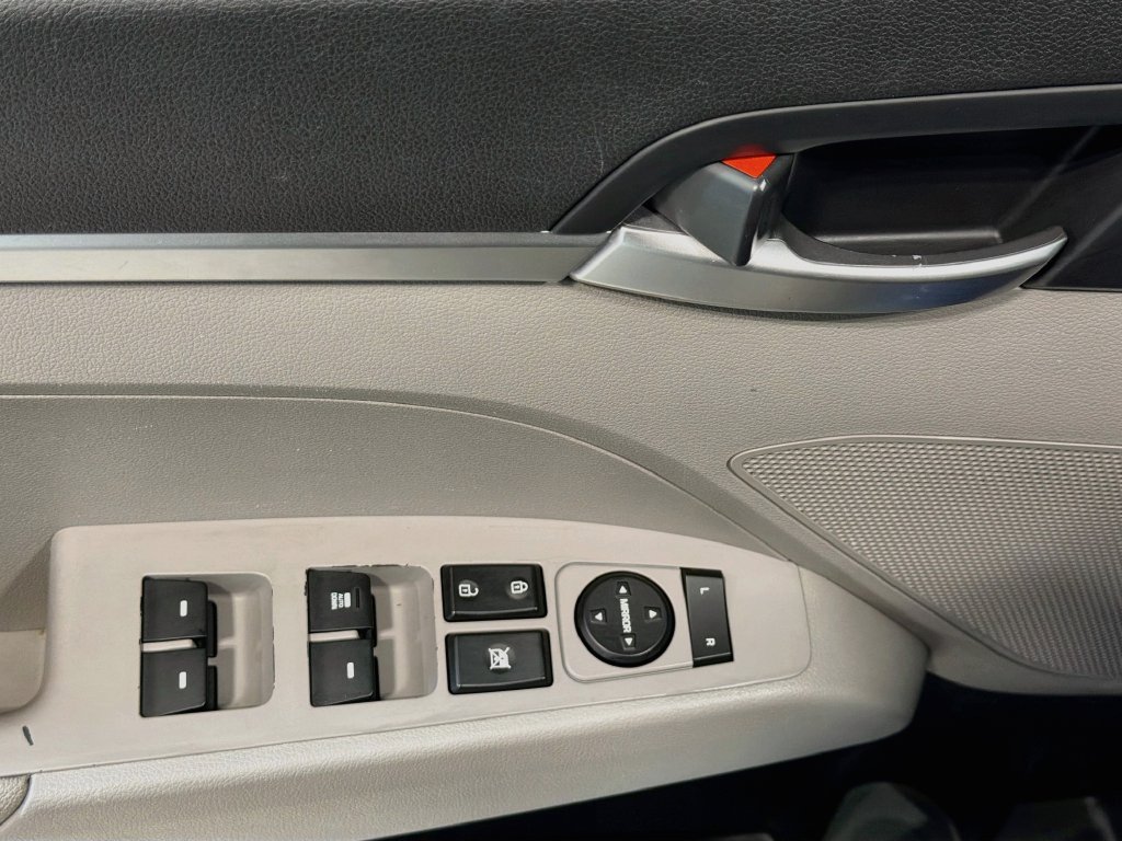 Used 2020 Hyundai Elantra SE FWD image 18
