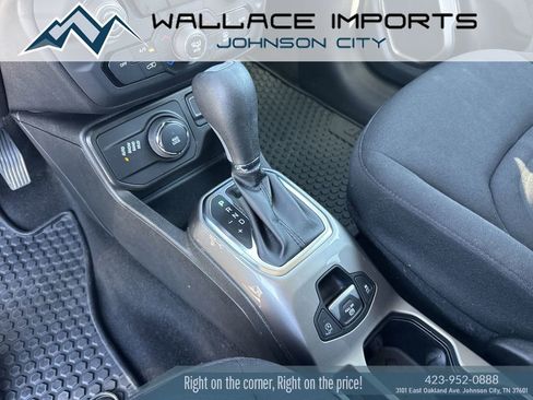 Used 2022 Jeep Renegade Latitude AWD/4WD image 17