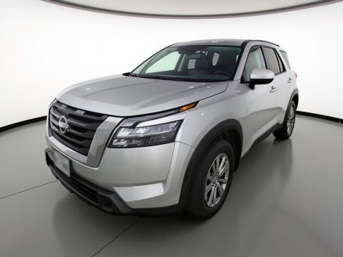 Used 2025 Nissan Pathfinder SV FWD image 3