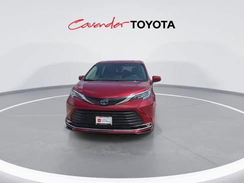 Used 2023 Toyota Sienna XLE FWD image 3