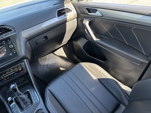 Used 2022 Volkswagen Tiguan SE image 15