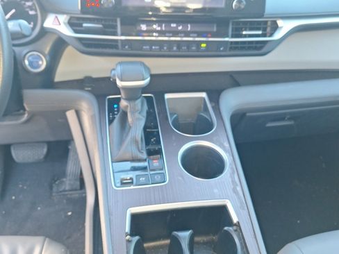 Used 2022 Toyota Sienna XLE image 12