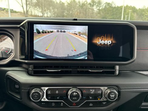 Used 2025 Jeep Wrangler Rubicon w/ Convenience Group image 17