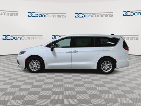 New 2026 Chrysler Pacifica Select image 5