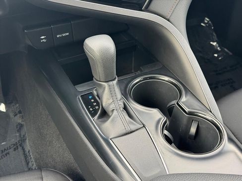 Used 2019 Toyota Camry LE image 10