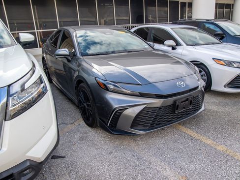 Used 2025 Toyota Camry XSE image 6