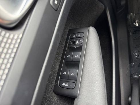 Used 2021 Volvo XC40 P8 Recharge image 10