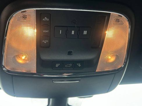 Used 2018 Jeep Grand Cherokee Altitude AWD/4WD image 32