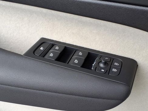 New 2026 Volvo XC40 B4 Plus w/ Climate Package image 21