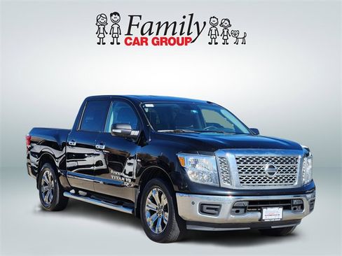 Used 2018 Nissan Titan SV w/ SV Convenience Package image 2