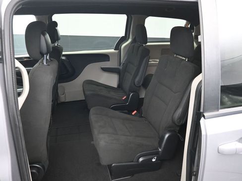 Used 2016 Dodge Grand Caravan SE image 10