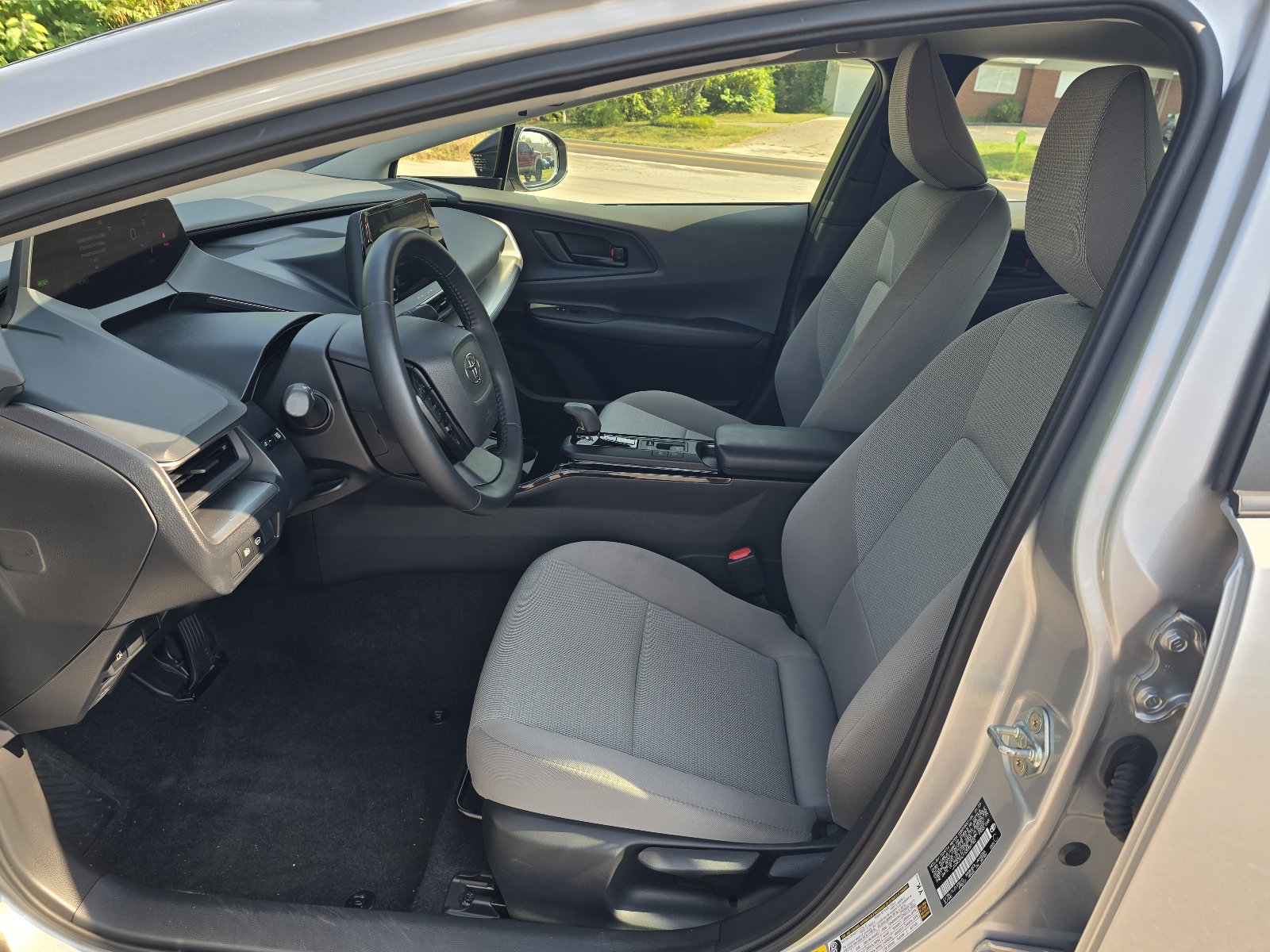 Used 2025 Toyota Prius LE FWD image 12